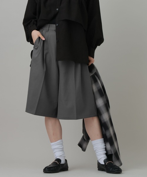 LAKOLE(ラコレ)の「ツータックハーフパンツ / 1057787(その他パンツ・レディース・ブラウン/ブラック/グレー・MEDIUM/LARGE)」の3枚目の写真