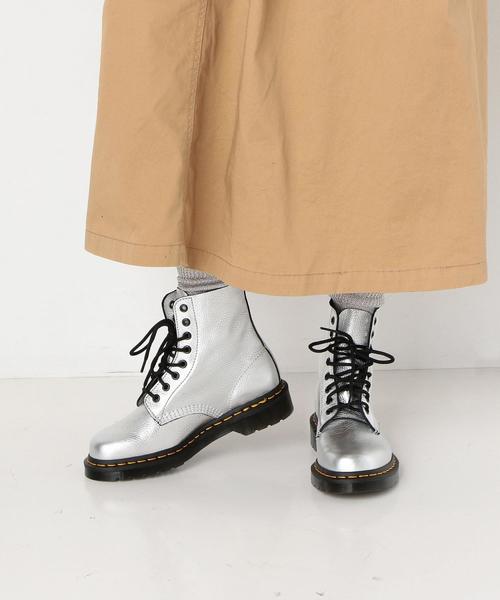 Dr. Martens(ドクターマーチン)の「Dr.Martens 8EYE BOOT MET〈ドクターマーチン〉(ブーツ・レディース・シルバー・23cm/24cm)」の7枚目の写真