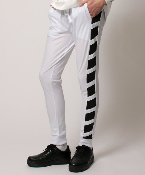 THE CASUAL(カジュアル)の「サイドラインテーパードスキニートラックジャージパンツ(その他パンツ・メンズ・ブルー系その他3/ブルー系その他4/ブラック系その他/ブラック系その他2/ブラック系その他3/ブラック系その他4/ブラック系その他5/ブラック系その他6/ブルー系その他/ブルー系その他2/ホワイト系その他/ブラック系その他7/ホワイト系その他3/ホワイト系その他2・L/M/S/XL)」の4枚目の写真