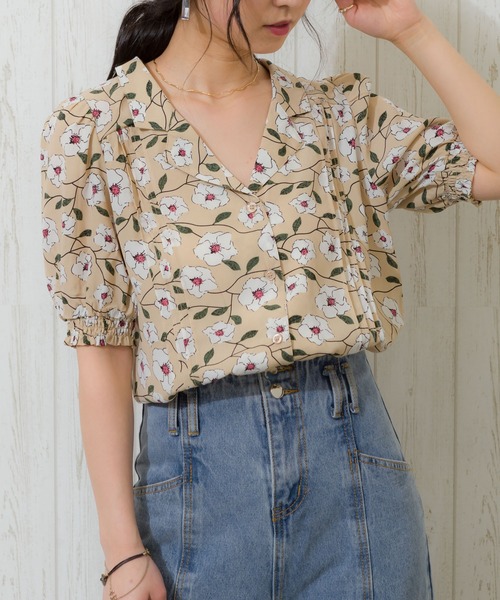 Libby&Rose(リビーアンドローズ)の「花柄オープンカラー5分袖ブラウス(シャツ/ブラウス・レディース・ベージュ/ネイビー/イエロー・FREE)」の2枚目の写真