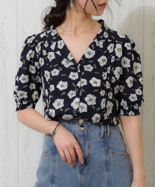 Libby&Rose(リビーアンドローズ)の「花柄オープンカラー5分袖ブラウス(シャツ/ブラウス・レディース・ベージュ/ネイビー/イエロー・FREE)」の3枚目の写真