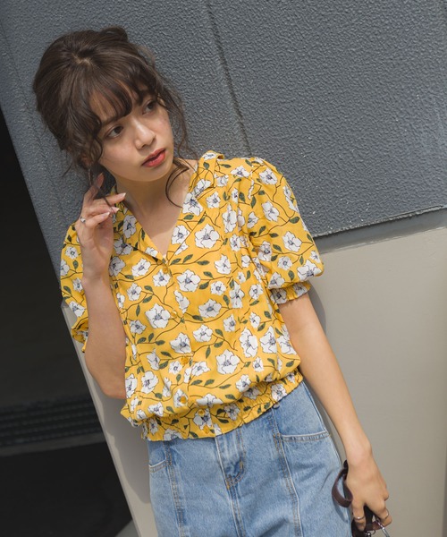 Libby&Rose(リビーアンドローズ)の「花柄オープンカラー5分袖ブラウス(シャツ/ブラウス・レディース・ベージュ/ネイビー/イエロー・FREE)」の6枚目の写真