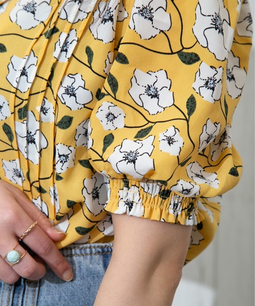 Libby&Rose(リビーアンドローズ)の「花柄オープンカラー5分袖ブラウス(シャツ/ブラウス・レディース・ベージュ/ネイビー/イエロー・FREE)」の7枚目の写真