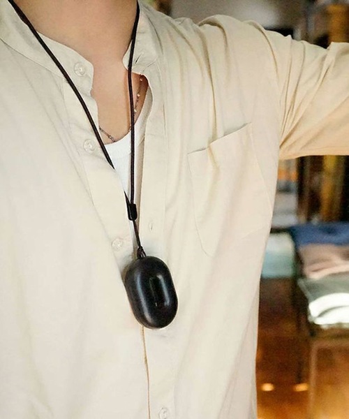 a.depeche（アデペシュ）の「【CoCo:LO】首下げ空気清浄除菌器ドーナツクリーン BK ブラック（生活家電・レディース・ブラック・FREE）」の2枚目の写真