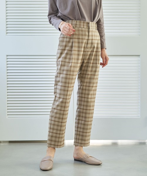 earth music&ecology(アースミュージックアンドエコロジー)の「美人シルエットパンツ(テーパード) *(その他パンツ・レディース・ブラック/ブラウン/ミント/ラベンダー/チェック/ブラウン系その他4・S/M/L)」の1枚目の写真