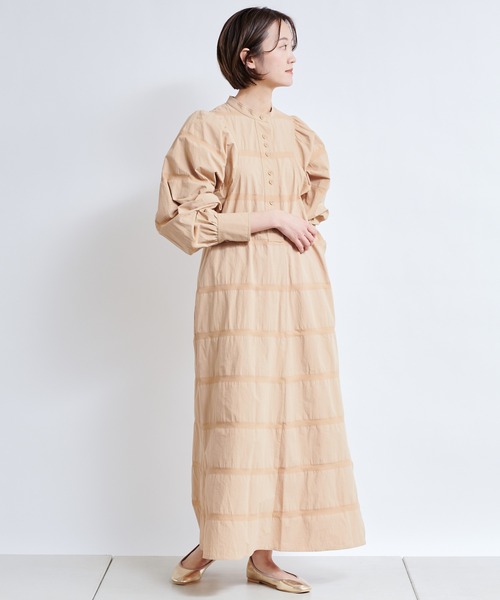 DouDou(ドゥドゥ)の「ボーダー織りパフギャザーワンピース(ワンピース・レディース・オフホワイト/ベージュ・FREE)」の13枚目の写真