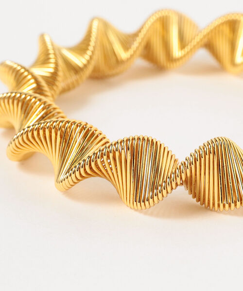 Ray BEAMS（レイビームス）の「Ray BEAMS / ツイスト ジャバラ ブレスレット（ブレスレット・レディース・ゴールド・ONE SIZE）」の2枚目の写真