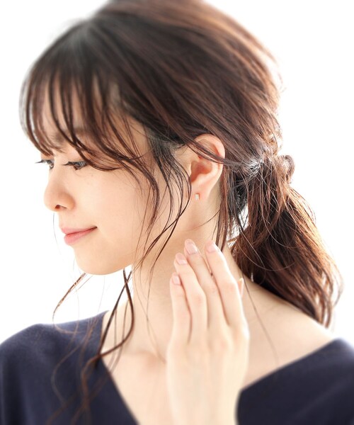 COCOSHNIK(ココシュニック)の「K18ダイヤモンド トゥーライン スタッドピアス小(ピアス(両耳用)・レディース・アイボリー系・00)」の11枚目の写真
