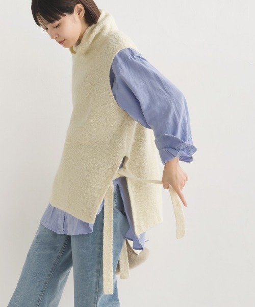 OMNES（オムネス）の「アクリルウール スラブ脇スリットタートルニットベスト（ベスト・レディース・ブラック/グレー/アイボリー/グレイッシュベージュ・FREE）」の10枚目の写真