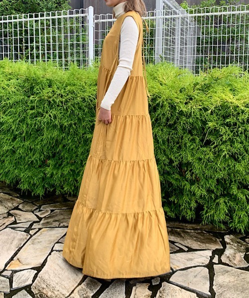 PERNA（ペルナ）の「ノースリーブティアードロングワンピース（ワンピース・レディース・ブラック/マスタード・マルチサイズ）」の8枚目の写真