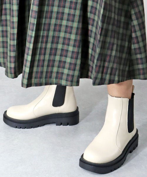 LibertyDoll（リバティードール）の「LIBERTYDOLL / [超軽量]　スクエアトゥトラックソールチェルシーブーツ (9082)　サイドゴアショートブーツ　コンバットブーツ（ブーツ・レディース・ブラック/アイボリー/ホワイト/ダークブラウン/ブラック系その他・LL/S/M/L/SS/3L/40/44/41/42/43）」の3枚目の写真