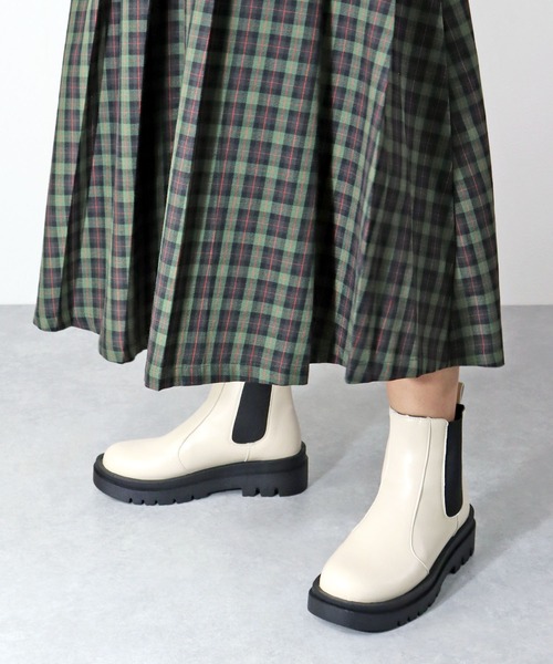 LibertyDoll（リバティードール）の「LIBERTYDOLL / [超軽量]　スクエアトゥトラックソールチェルシーブーツ (9082)　サイドゴアショートブーツ　コンバットブーツ（ブーツ・レディース・ブラック/アイボリー/ホワイト/ダークブラウン/ブラック系その他・LL/S/M/L/SS/3L/40/44/41/42/43）」の15枚目の写真