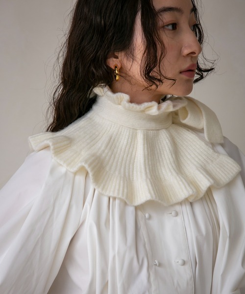 【タイムセール】新作/perna ケープマフラー/ホワイト PERNA（ペルナ）の「ケープマフラー（マフラー）」 - WEAR
