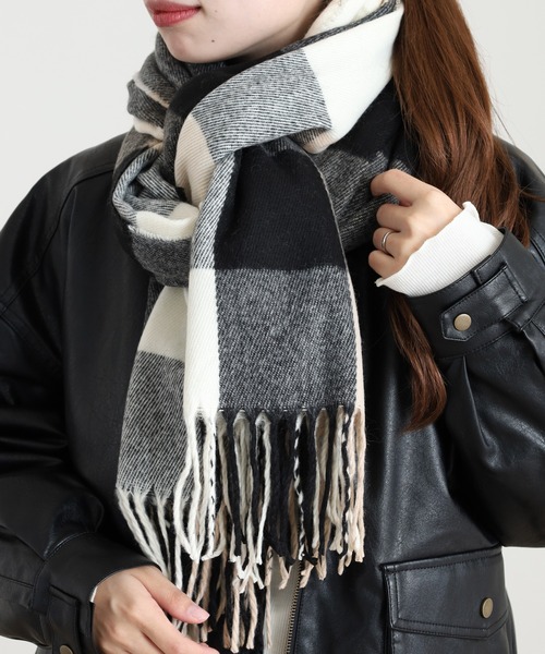 FUNALIVE（ファンアライブ）の「PAGE ONE チェック大判ストール（ストール/ショール・レディース・ブラウン/グレー/レッド/ピンク/イエロー/ブルー/グリーン/アイボリー/グリーン系その他/ブルー系その他/グレー系その他/イエロー系その他/ブラック/ベージュ/ホワイト系/ブラック系/グリーン系/パープル系/ブルー系/オレンジ系/ホワイト系1/ブラウン系/レッド系/ブラック系1/パープル系1/ベージュ系/ブルー系1/グリーン系1・FREE）」の4枚目の写真