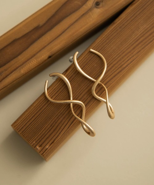 SMELLY(スメリー)の「ツイストメタルピアス(ピアス(両耳用)・レディース・ゴールド・-)」の12枚目の写真