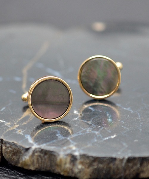 Fun & Daily（ファンアンドデイリー）の「F&D : シェルストーンカフスリンク（カフリンクス・メンズ・ホワイト/グレー/その他1/その他2・FREE）」の3枚目の写真