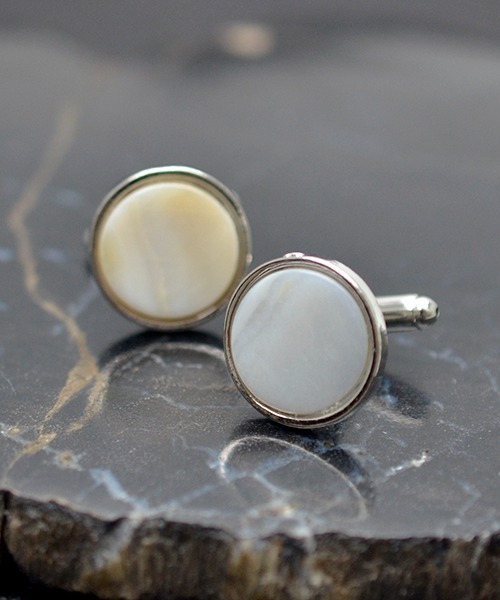Fun & Daily（ファンアンドデイリー）の「F&D : シェルストーンカフスリンク（カフリンクス・メンズ・ホワイト/グレー/その他1/その他2・FREE）」の15枚目の写真