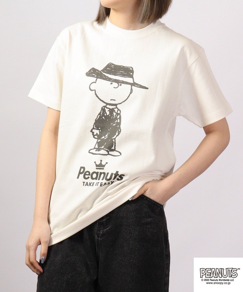 PEANUTS(ピーナッツ)の「PEANUTS スーツイラストプリント ピグメント加工 半袖Tシャツ(Tシャツ/カットソー・レディース・ホワイト系/ホワイト系1/ホワイト/アイボリー系/アイボリー系1/アイボリー・LL/4L/3L/M/S/L)」の2枚目の写真