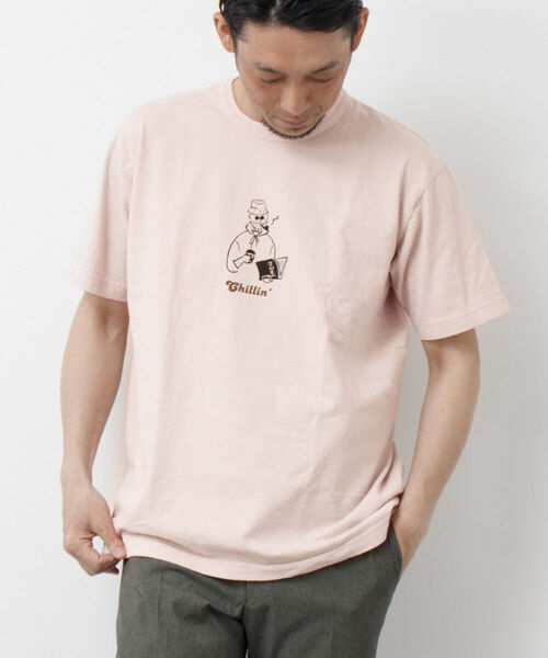 BARNS OUTFITTERS（バーンズアウトフィッターズ）の「【BARNS OUTFITTERS/バーンズアウトフィッターズ】別注プリントTシャツ Chillin（Tシャツ/カットソー・メンズ・ブラック/ホワイト/ベビーピンク/グレイッシュベージュ・M/L/S）」の4枚目の写真