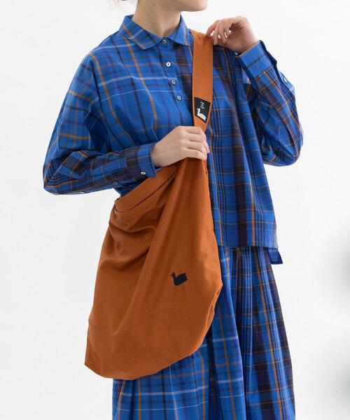 nop de nod（ノップドゥノッド）の「klud ツイルショルダートートL（ショルダーバッグ・レディース・ライトグレー/ネイビー/キナリ/オフホワイト/ブルー/レッド/ブラック/キャメル/ダークブルー・8/フリー）」の9枚目の写真