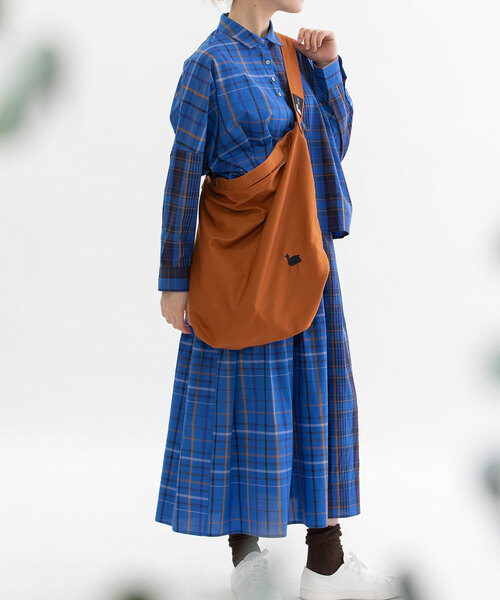 nop de nod（ノップドゥノッド）の「klud ツイルショルダートートL（ショルダーバッグ・レディース・ライトグレー/ネイビー/キナリ/オフホワイト/ブルー/レッド/ブラック/キャメル/ダークブルー・8/フリー）」の19枚目の写真