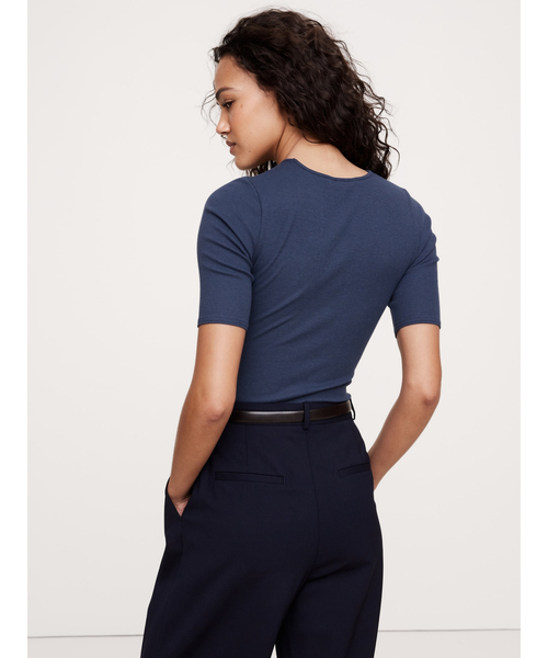 Banana Republic(バナナリパブリック)の「リブ エルボースリーブ Tシャツ(Tシャツ/カットソー・レディース・ホワイト/ブラック/ブルー/ネイビー/グリーン/ライトブルー/ホワイト×ブルー・S/M/L/XS)」の21枚目の写真