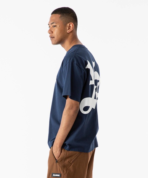 XLARGE(エクストララージ)の「OLD ENGLISH S/S TEE(Tシャツ/カットソー・メンズ・ネイビー/ブラック/ホワイト・S/M/XL/L)」の14枚目の写真