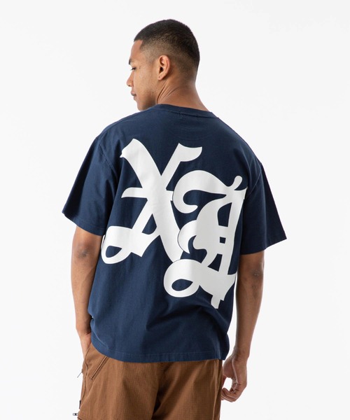 XLARGE(エクストララージ)の「OLD ENGLISH S/S TEE(Tシャツ/カットソー・メンズ・ネイビー/ブラック/ホワイト・S/M/XL/L)」の15枚目の写真