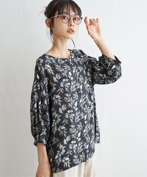 LBC(エルビーシー)の「RN2WAYプリントブラウス(シャツ/ブラウス・レディース・ベージュ/ブルー/ブラック・M/L)」の7枚目の写真