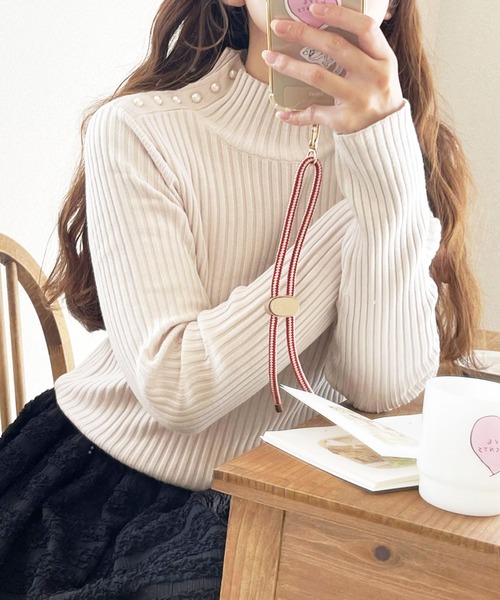 GeeRA（ジーラ）の「【新色追加】パール調ボタンハイネックリブニット（ニット/セーター・レディース・ブラック/アイボリー/サンドグレー/ホワイト系その他/ブラック系その他・SMALL/MEDIUM/LARGE/X-LARGE）」の6枚目の写真