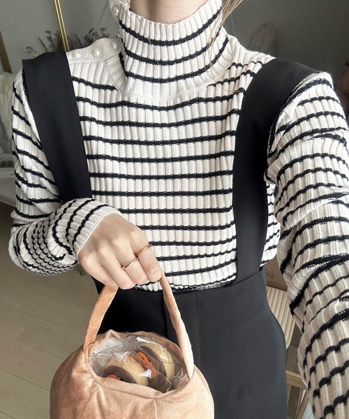 GeeRA（ジーラ）の「【新色追加】パール調ボタンハイネックリブニット（ニット/セーター・レディース・ブラック/アイボリー/サンドグレー/ホワイト系その他/ブラック系その他・SMALL/MEDIUM/LARGE/X-LARGE）」の13枚目の写真