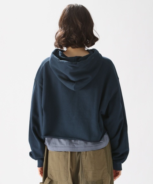 niko and（ニコアンド）の「レイヤー風ショートロゴパーカー