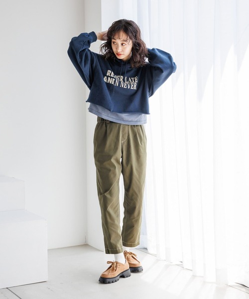 niko and（ニコアンド）の「レイヤー風ショートロゴパーカー