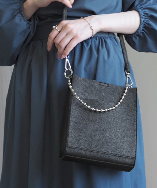 minia（ミニア）の「ボールチェーンミニショルダー（ショルダーバッグ・レディース・ブラック/アイボリー/モカ/イエロー・FREE）」の2枚目の写真