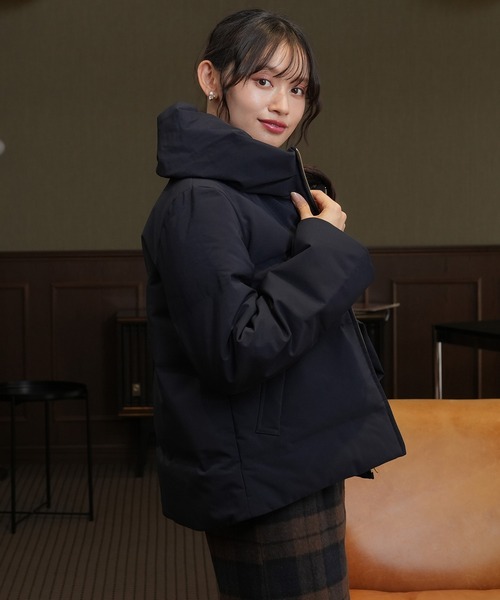 TRUDEA（トルディア）の「シームレス ショートダウンジャケット（ダウンジャケット/コート・レディース・ブラック/ネイビー/モカ/ベージュ・MEDIUM/LARGE/SMALL）」の5枚目の写真