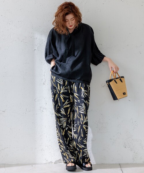 23区(ニジュウサンク)の「【洗える】スリークボタニカルプリント ドロスト パンツ(その他パンツ・レディース・アイボリー系5/ブラック系5・32)」の18枚目の写真