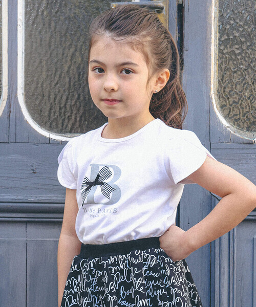 BeBe(ベベ)の「グリッターロゴリボン天竺Tシャツ(90~150cm)(Tシャツ/カットソー・キッズ・ホワイト/ネイビー・130cm/140cm/120cm/150cm/110cm/100cm/90cm)」の1枚目の写真