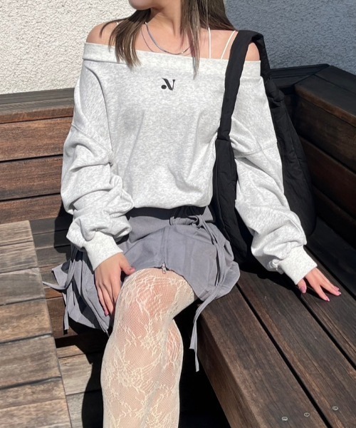 nemne store(ネンネストア)の「【低身長サイズあり】ワンポイント刺繍マルチオフショルスウェット(スウェット・レディース・オートミール/スミクロ・MEDIUM/SMALL)」の2枚目の写真