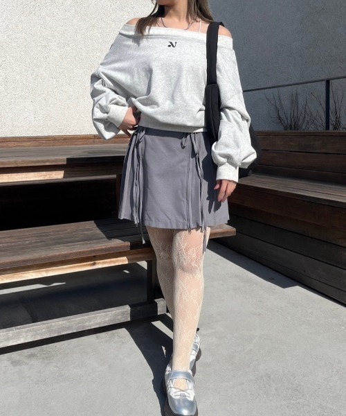 nemne store(ネンネストア)の「【低身長サイズあり】ワンポイント刺繍マルチオフショルスウェット(スウェット・レディース・オートミール/スミクロ・MEDIUM/SMALL)」の3枚目の写真
