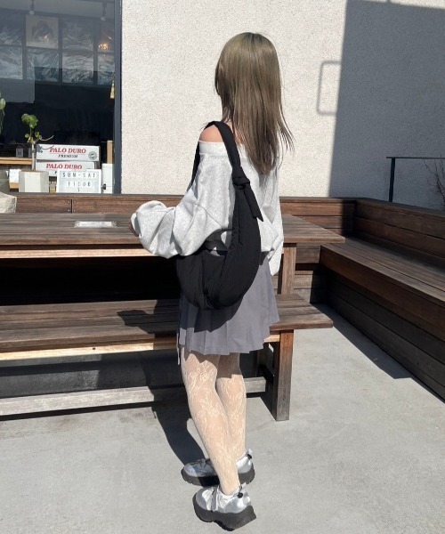 nemne store(ネンネストア)の「【低身長サイズあり】ワンポイント刺繍マルチオフショルスウェット(スウェット・レディース・オートミール/スミクロ・MEDIUM/SMALL)」の11枚目の写真