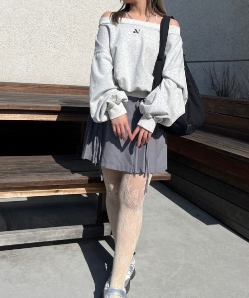 nemne store(ネンネストア)の「【低身長サイズあり】ワンポイント刺繍マルチオフショルスウェット(スウェット・レディース・オートミール/スミクロ・MEDIUM/SMALL)」の6枚目の写真