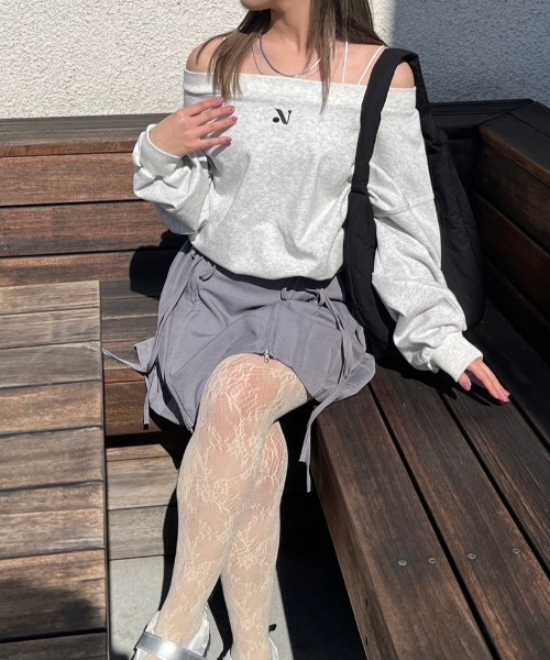 nemne store(ネンネストア)の「【低身長サイズあり】ワンポイント刺繍マルチオフショルスウェット(スウェット・レディース・オートミール/スミクロ・MEDIUM/SMALL)」の4枚目の写真