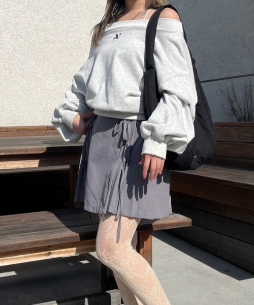 nemne store(ネンネストア)の「【低身長サイズあり】ワンポイント刺繍マルチオフショルスウェット(スウェット・レディース・オートミール/スミクロ・MEDIUM/SMALL)」の5枚目の写真