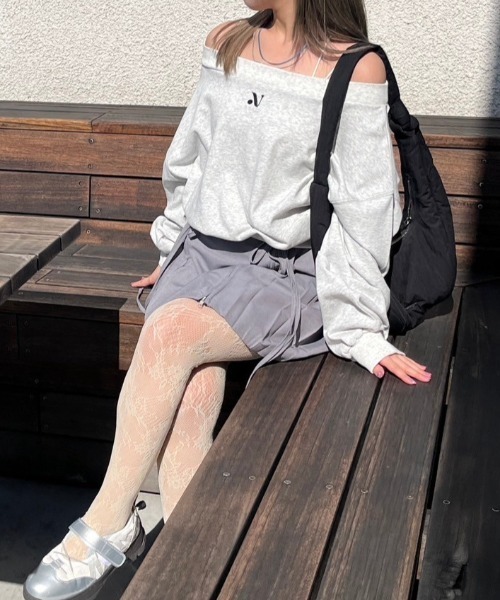 nemne store(ネンネストア)の「【低身長サイズあり】ワンポイント刺繍マルチオフショルスウェット(スウェット・レディース・オートミール/スミクロ・MEDIUM/SMALL)」の20枚目の写真