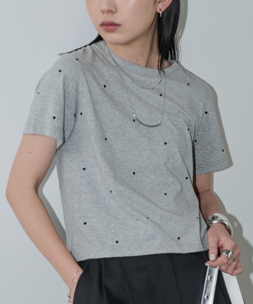 Aunt Marie's(アントマリーズ)の「ハート刺繍コンパクトミニTシャツ(Tシャツ/カットソー・レディース・グレー/ブラック/ホワイト・FREE)」の1枚目の写真