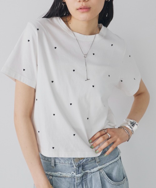 Aunt Marie's(アントマリーズ)の「ハート刺繍コンパクトミニTシャツ(Tシャツ/カットソー・レディース・グレー/ブラック/ホワイト・FREE)」の2枚目の写真