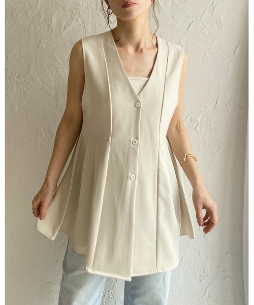 She's Closet(シーズクローゼット)の「ノースリーブVネックタックフレアペプラムジレベスト(ベスト・レディース・チャコールグレー/ブラック/アイボリー・FREE)」の4枚目の写真