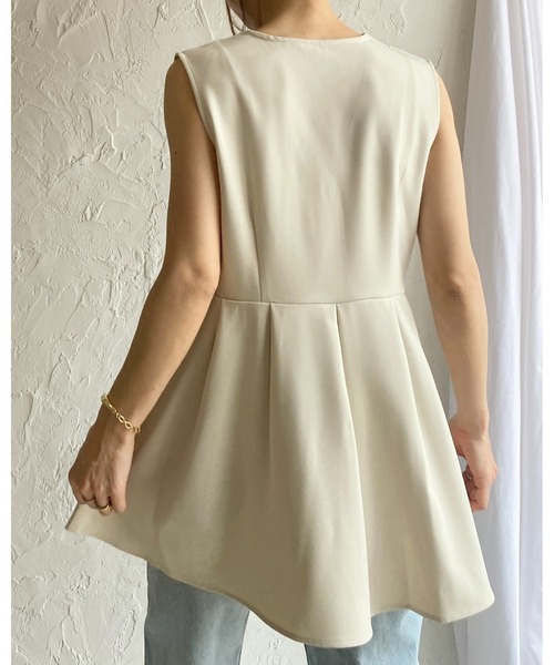 She's Closet(シーズクローゼット)の「ノースリーブVネックタックフレアペプラムジレベスト(ベスト・レディース・チャコールグレー/ブラック/アイボリー・FREE)」の5枚目の写真