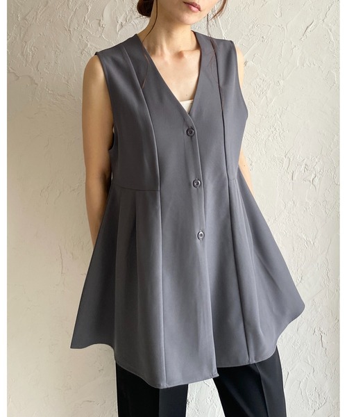 She's Closet(シーズクローゼット)の「ノースリーブVネックタックフレアペプラムジレベスト(ベスト・レディース・チャコールグレー/ブラック/アイボリー・FREE)」の6枚目の写真
