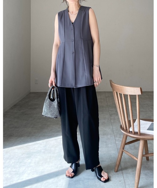 She's Closet(シーズクローゼット)の「ノースリーブVネックタックフレアペプラムジレベスト(ベスト・レディース・チャコールグレー/ブラック/アイボリー・FREE)」の13枚目の写真